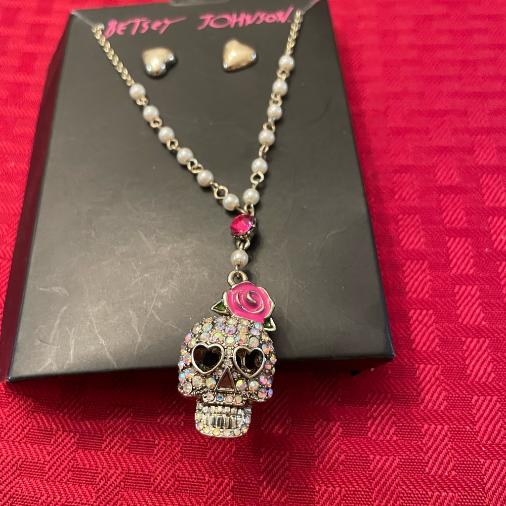 Betsey Johnson Necklace And Earrings 48$